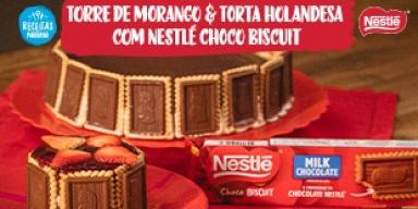 Fotografia mostra duas sobremesas decoradas com biscoito de chocolate sobre uma mesa.