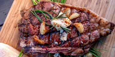 Como descongelar carne rápido para um churrasco express