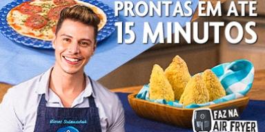 Fotografia mostra uma pizza e coxinha ao fundo e um rapaz sorrindo.