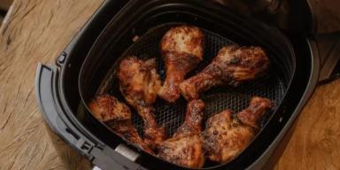 Pode colocar papel alumínio na Airfryer?