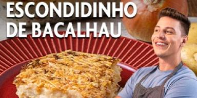 Foto da receita de Escondidinho de Bacalhau ao fundo e o chef surpreso do lado direito
