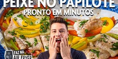 Foto da receita de Peixe no Papilote ao fundo e o chef surpreso na frente centralizado