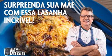 Fotografia mostra um chef de cozinha e um prato de lasanha no fundo.