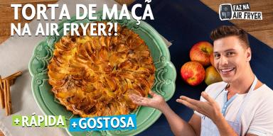Fotografia mostra um homem apontando com as mãos para uma torta de maçã.