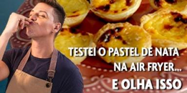 Fotografia mostra um rapaz beijando os dedos e pasteis de nata no fundo.