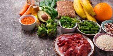 Vitamina B9: tudo sobre o ácido fólico Alimentos ricos em vitamina B9: fígado cru, lentilhas, vegetais, frutas, grãos, arroz, azeite e pão integral.