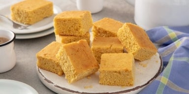 Bolo sem glúten: Imagem de um prato com pedaços quadrados de bolo de fubá sem glúten.