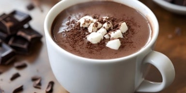 68 receitas para o frio: dicas para aquecer-se Imagem de uma xícara branca com chocolate quente e marshmallows.