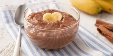 Delícias com doce de banana Imagem de um pote de vidro com doce de banana com cacau e rodelas de banana decorando.