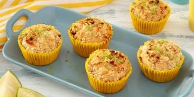 21 receitas com Leite Ninho: sabor e saúde na mesa Imagem de muffins de limão em forminhas amarelas sobre um prato azul claro.