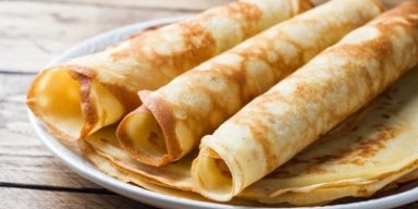 Imagem de massas de panqueca simples sobre um prato branco.