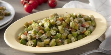 20 receitas com quiabo leves e saborosas Imagem de uma travessa com quiabo picado e refogado.