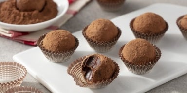 Receitas com chocolate: 75 doces repletos de chocolate! Imagem de trufas de chocolate em forminhas.