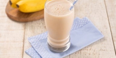 Vitamina de banana: 21 receitas deliciosas e reforçadas Imagem de um copo de vitamina de banana.