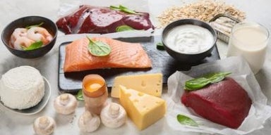 Alimentos ricos em vitaminas do complexo B: carnes, peixe, camarão, ovos, leite, queijos, iogurte, cogumelos e aveia.