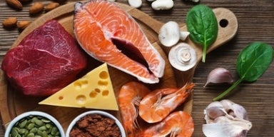 Zinco: para que serve e onde encontrar? Variedade de alimentos ricos em zinco, incluindo carne, salmão, camarão, queijo, sementes, cogumelos, alho e espinafre.