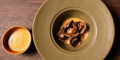 Capeletti de cacau e café recheado de creme de banana e creme anglaise de café.