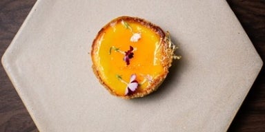 Prato MasterChef de cheesecake com calda de bergamota.