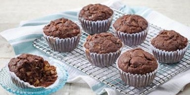 Cupcakes de chocolate sem lactose sobre uma grade.