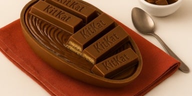 Casca de ovo de Páscoa com recheio cremoso e Kitkat em cima.