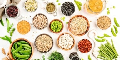 Exemplos de alimentos que são fontes ricas de proteínas vegetais: soja, ervilhas, feijão, lentilhas, grão-de-bico, etc.