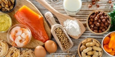 Alergia alimentar: causas, sintomas e alternativas Alimentos que comumente causam alergias alimentares, como ovos, leite, amendoim, camarão, peixes e nozes.