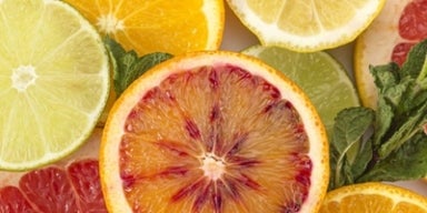 Conheça 12 alimentos que são ricos em citrato Frutas cítricas variadas cortadas ao meio, como o limão e a laranja. A imagem representa os alimentos ricos em citrato.
