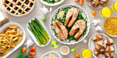 Almoço de Páscoa simples e gostoso: 81 ideias de receitas Mesa com salmão grelhado, aspargos, batatas fritas, torta e suco de laranja em refeição colorida de Páscoa.