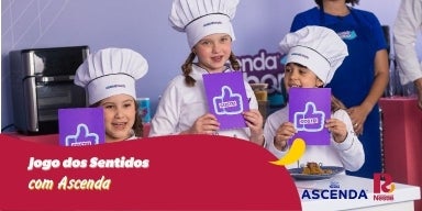 Fotografia de crianças atrás de uma bancada de chef de cozinha.