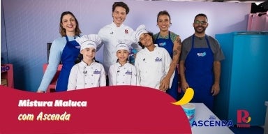 Fotografia de crianças atrás de uma bancada de chef de cozinha.