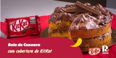Como fazer esse Bolo de Cenoura com recheio e cobertura de KitKat®! Fotografia de um bolo de cenoura e logo de KitKat.