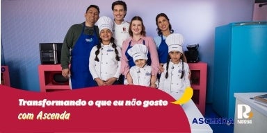 Fotografia de pessoas atrás de uma bancada de chef de cozinha.