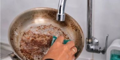 Neste artigo, você encontra 6 métodos caseiros comprovados para limpar panela queimada e salvar seus utensílios.