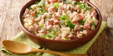 Arroz carreteiro servido em tigela rústica, preparado com carne, arroz e ervas frescas.