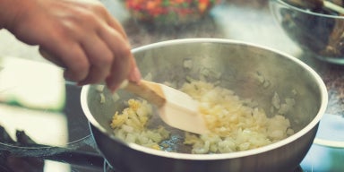 Cebola: uma pessoa cozinhando cebola na panela