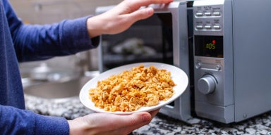 O que não pode ir no microondas: a lista de alimentos e materiais para evitar
