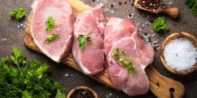 Como temperar carne de porco: o guia de temperos, marinadas e tempo por corte