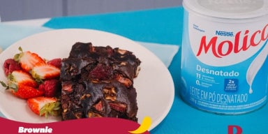 Fotografia de um brownie de frutas vermelhas