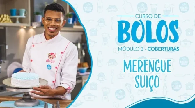 Imagem de um rapaz com uniforme branco com um bolo decorado em tons azul os dizeres com o nome do curso e os logos