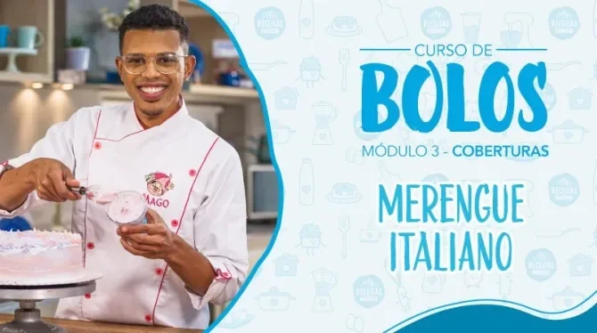 Imagem de um rapaz com uniforme branco com um bolo decorado em tons azul e rosa os dizeres com o nome do curso e os logos