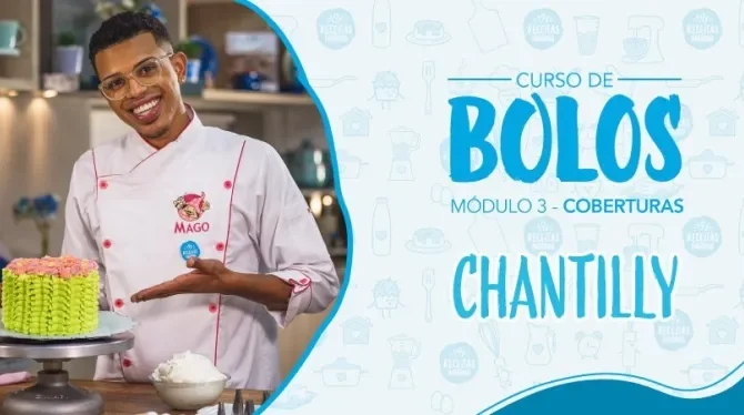 Imagem de um rapaz com uniforme branco com um bolo em tom verde claro e ao lado os dizeres com o nome do curso e os logos