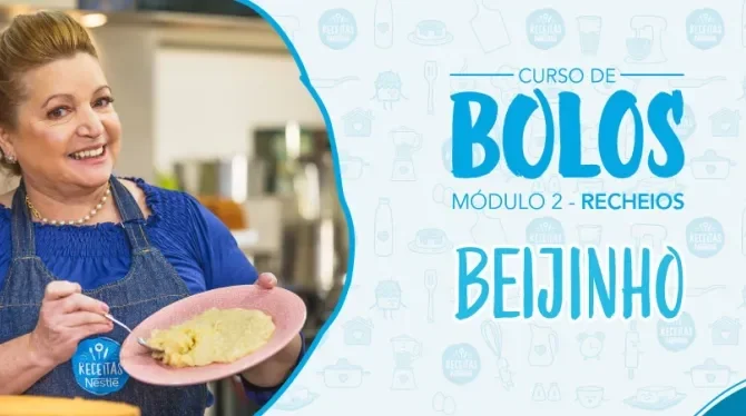 Imagem de uma mulher de avental jeans azul segurando um prato rosa com beijinho de coco e os dizeres do curso ao lado direito