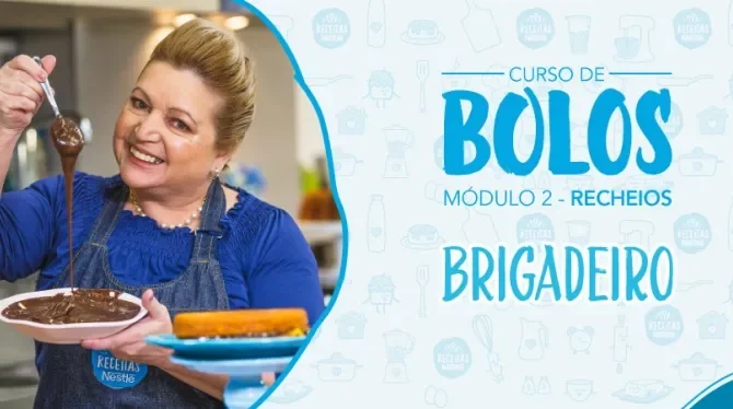 Imagem de uma mulher de avental jeans azul segurando um prato rosa com brigadeiro e os dizeres do curso ao lado direito