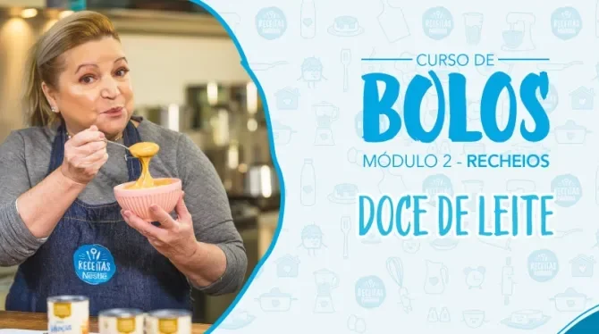 Imagem de uma mulher de avental jeans azul segurando um pote rosa com doce de leite e os dizeres do curso ao lado direito