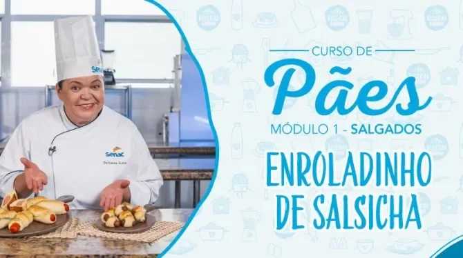 Montagem com a imagem de uma chefe com uniforme branco à esquerda e à direita o título da aula enroladinho de salsicha