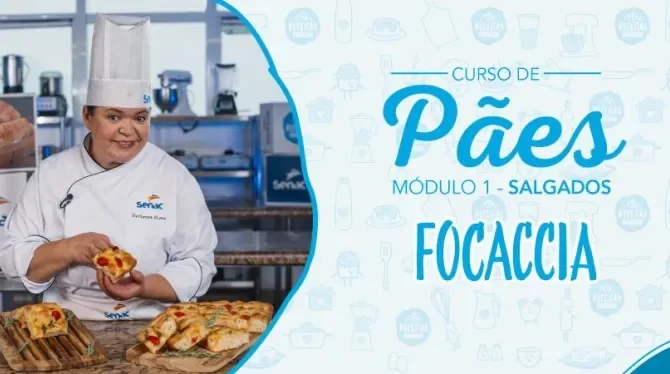 Montagem com a imagem de uma chefe com uniforme branco à esquerda e à direita o título da aula de focaccia