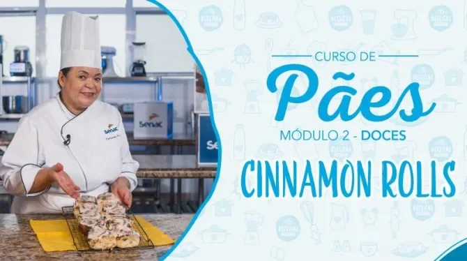 Montagem com a imagem de uma chefe com uniforme branco à esquerda e à direita o título da aula de cinnamon rolls