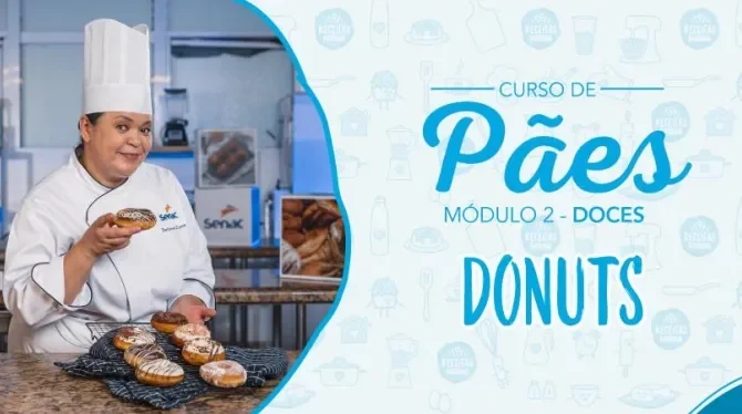 Montagem com a imagem de uma chefe com uniforme branco à esquerda e à direita o título da aula de donuts