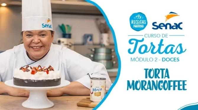Montagem com a imagem de uma chefe com uniforme branco à esquerda e à direita o título da aula de Torta Morangoffee