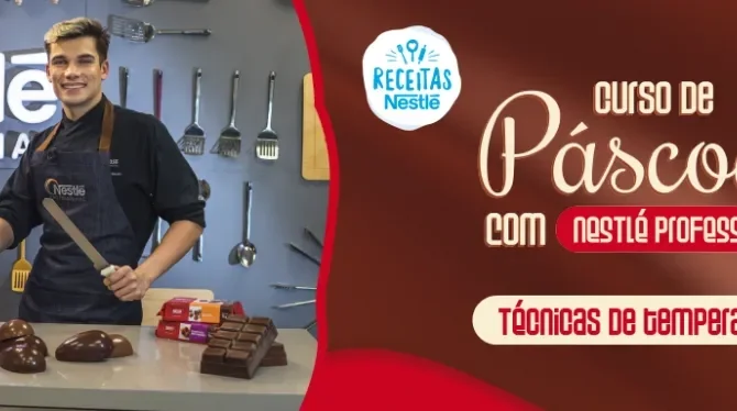 Montagem com a imagem de um rapaz loiro à esquerda, atrás de uma bancada com receitas, com o nome do curso à direita e os log